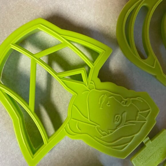 WILTON DISNEY POCAHONTAS Pocahontas and John Smith 5 COOKIE CUTTERS - Picture 3 of 6